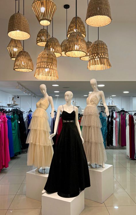 Small Boutique Decor Clothing Stores, Botique Interiors Design Ideas, Dress Boutique Interior Design, Dress Store Interior, Botique Interiors Fashion Boutique, Dress Rental Business, Dress Display Ideas, Botique Interiors Ideas, Visual Merchandising Display Fashion