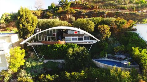 The pool at the bottom of the property did not exist when Mcllwee bought the house, even though Lautner had originally planned for it to be there. Mcllwee and Marmol Radziner used Lautner’s original drawings to actually build it. Better late than never. Garcia House, Quonset House, John Lautner, Marble Staircase, Rainbow House, Modernist Architects, Modern Masters, Hollywood Hills, Los Angeles Area