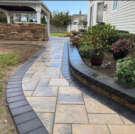 Cambridge Pavers on Instagram: “Always knew the walkway to success would be Toffee Onyx! Great job by: @stonecreationsoflongisland” Front Walkway Ideas, Paver Walkway Diy, Concrete Pavers Walkway, Landscaping Entrance, Cambridge Pavers, Home Entryway, Walkway Landscaping, Walkway Design, Modern Front Yard