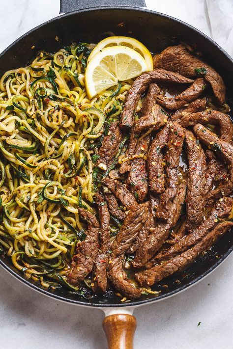 15-Minute Garlic Butter Steak with Zucchini Noodles — Delicious juicy marinated steak and zucchini noodles, so much flavor and nearly IMPOSSIBLE to mess up! Lemon Garlic Butter Steak, Seared Salmon Recipes, Zucchini Noodle Recipes, Butter Steak, Keto Lasagna, Diner Recept, Garlic Butter Steak, Steak Butter, Marinated Steak