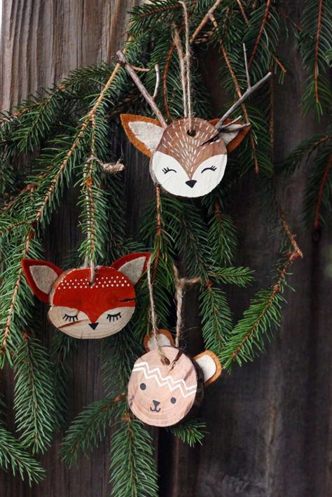 Christmas Animal Decorations, Sliced Wood Crafts, Wood Slice Ornament Ideas For Kids, Natural Wood Slices Crafts, Woodland Ornaments Diy, Wood Slice Crafts Christmas, Animal Christmas Ornaments, Wood Slice Christmas Ornaments, Wood Slice Ornaments