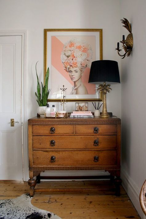 Looking for an easy-to-follow shortcut to creating the most stylish bedroom chest of drawers? My top tips and buying guide will help! Greenhouse Renovation, Drawers In Bedroom, Chest Of Drawers In Bedroom, How To Style A Dresser, Style A Dresser, Vanity Styling, Chest Of Drawers Decor, Tiny Makeup, Living Room Chest