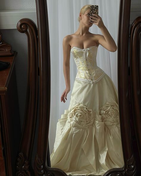 White Ball Gown Aesthetic, Ballroom Waltz Dresses, Royal Corset Dress, Breath Taking Dresses, Vintage Chanel Wedding Dress, Old Money Ball Gowns, 1851 Fashion, Fancy Dress Aesthetic, Queen Dresses Royal