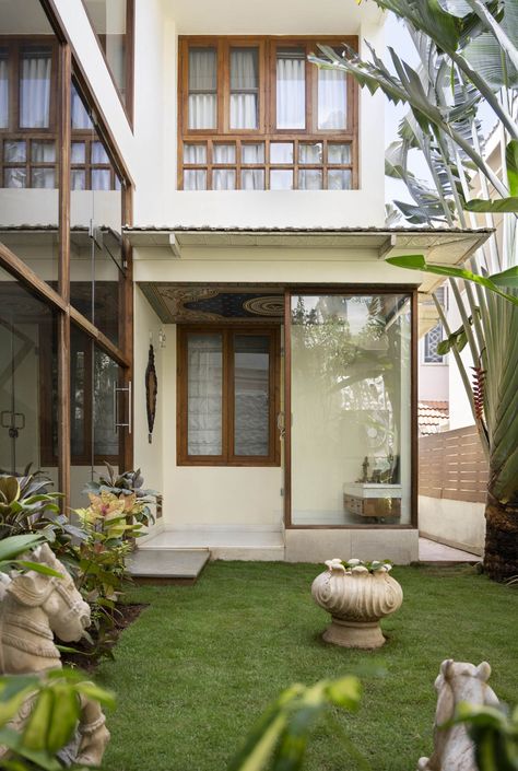 Coimbatore: This architect's home borrows from her childhood memories | Architectural Digest India Earthy Home Decor, Earthy Home, Indian Home Design, Old Mansions, Temple Architecture, Bedroom Window, Natural Ventilation, Indian Home, Coimbatore