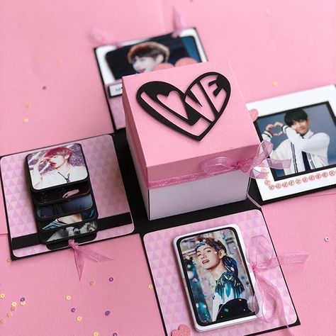 PaperFrills en Instagram: “👉🏼 SWIPE to see the full box and the reaction of the #bts fan 🎼 💕 🎼 _TWO LAYER EXPLODING BOX_ #explodingboxbypaperfrills Custom made with…” Diy Bts, Exploding Boxes, Birthday Box, Explosion Box, Diy Gift Box, Box Card, Diy Box, Diy Birthday Gifts, Paper Toys