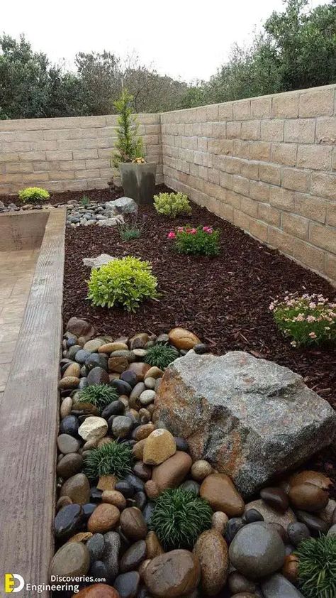 via @decorhomeidea Rock Flower Beds In Front Of House, Zeroscaping Front Yard, Rock Flower Beds, Garden Landscaping Backyard, Rock Garden Landscaping, Side Yard, Front Yard Landscaping Design, Rose Necklace, Landscaping With Rocks