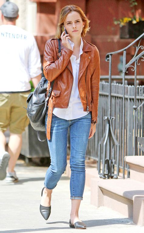 Emma Watson from The Big Picture: Today's Hot Pics  Looking cute and casual on her phone, the British actress walks in the West Village to meet her boyfriend for breakfast. Emma Watson Outfits, Emma Watson Style, Outfits Nyc, Chique Outfit, Tas Fashion, Brown Leather Jacket, Mode Inspo, Hermione Granger, Urban Outfits