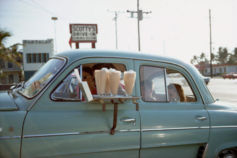 The Power Of Color: Joel Meyerowitz's Brilliant Street Photographs - Flashbak Joel Meyerowitz, Street Image, William Eggleston, Robert Frank, Power Colors, Education Humor, Outdoor Quotes, Vintage Americana, Magnum Photos