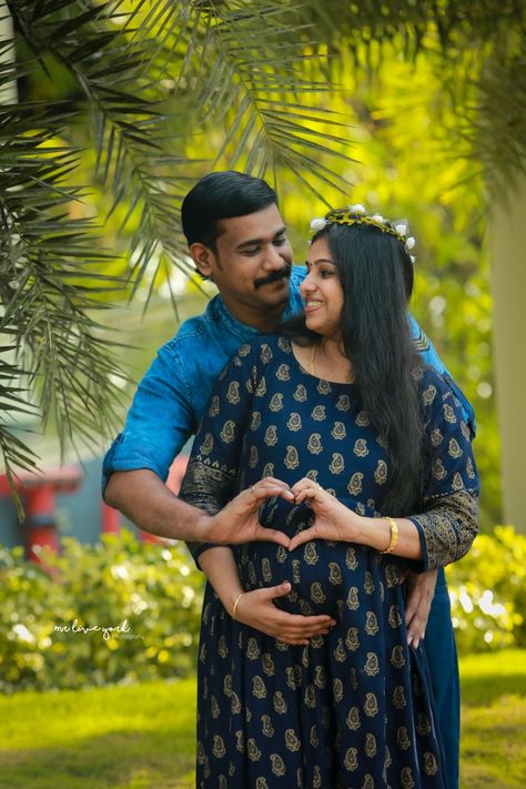 Srimantham Photo Poses, Baby Shower Outdoor Photoshoot, Poses For Baby Shower Photoshoot, Dohale Jevan Photography Poses, Baby Shower Outdoor Ideas, Baby Shower Shoot Photo Ideas, Baby Shower Ideas Photoshoot, Baby Shower Pics Indian, Baby Shower Photo Poses