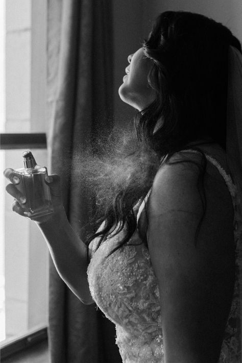 #weddingdetails #weddingmoments #elegantwedding #elegantbride #brideandgroomphotos #brideandgroom #wedding #bride #gettingready Wow Photo, Foto Tips, Foto Art, Black White Photos, Bw Photo, Image Photography, Photography Inspo, Black Art, Black And White Photography