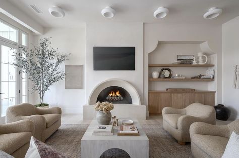 The gathering room in our #rosemaryproject is beautiful and cozy. Can’t you picture yourself here?  Custom Builder @splitrockcustomhomes Arch @stevetiek Design @beckiowens Photo @droneyourhomes . . . #customdesign #designbuild #gatheringroom #custombuilder #beckiowensfeature #splitrockcustomhomes Aesthetic Small Living Room, Kitchen Design Transitional, Becki Owens Design, Desert Villa, Living Room Designs Modern Luxury, Beauty Interior Design, Home Decor Ideas Minimalist, Spanish Living Room, Heart Furniture