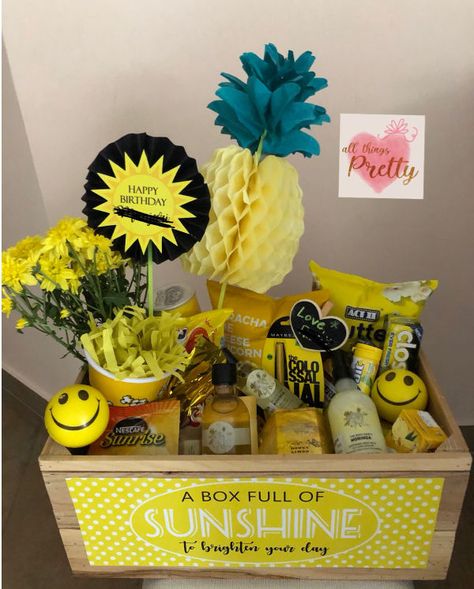 ultimate box of yellow things for a sunshine gift, i'd love to recieve something like this #sunshinebox #happiness Yellow Hamper Gift Ideas, Yellow Birthday Gift Ideas, Rainbow Gift Box Ideas, Yellow Birthday Box Ideas, Yellow Things Gifts, Yellow Themed Gift Basket, Yellow Gift Basket Ideas, Yellow Gifts Basket, Sunshine Box Ideas