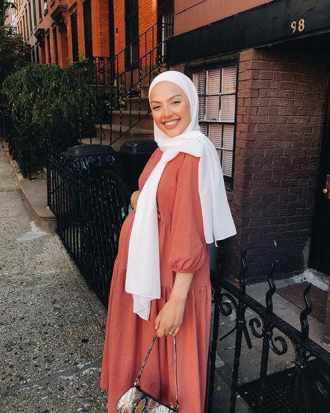 we are back in belgium so best believe i don’t look like that at the moment. 🙃 I’m sick, jet lagged and all the other things you probably… Kuliah Outfit, Young Mom Outfits, Arabic Outfit, Casual Maternity Outfits, Hijab Trends, Muslim Fashion Hijab Outfits, Hijab Style Casual, Stylish Maternity Outfits, Maternity Outfits