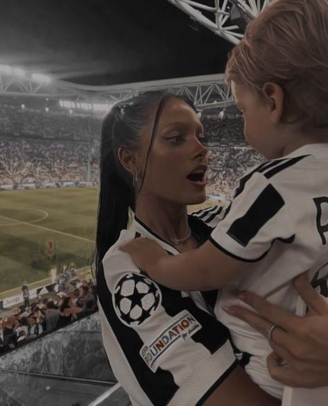 Aesthetic Soccer, Child Aesthetic, Player Aesthetic, Soccer Baby, Mommy And Baby Pictures, Football Wags, Professional Soccer, Dream Family, Football Gif