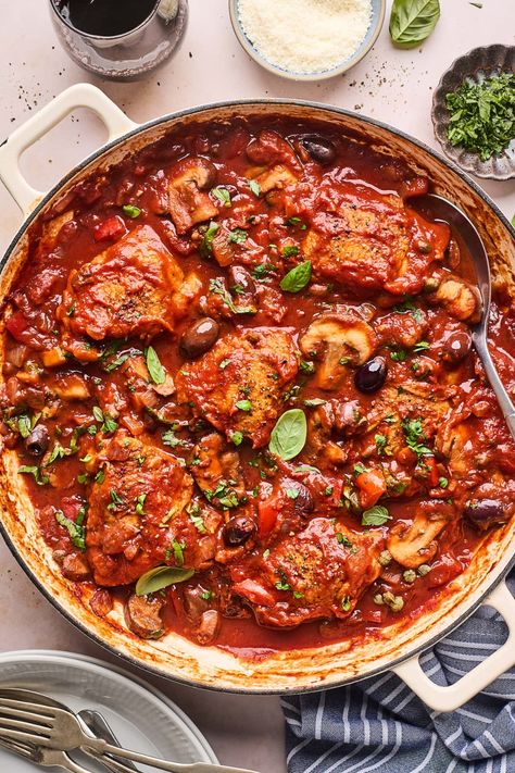 Chicken Catachorie, Chicken Cachetori Recipe, Chicken Cacciatore Recipe Authentic, Chicken Catchatori Recipe, Chicken Thigh Pasta, Italian Chicken Dishes, Cacciatore Recipes, Chicken Cacciatore Recipe, Cafe Delites