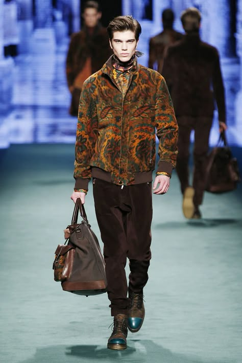 Etro Man Autumn Winter 15-16 Fashion Show. Discover more: bit.ly/15rwXwL Vintage Style Men, Dandy Fashion, Etro Men, Dandy Style, Men Fashion Show, Queer Fashion, Dark Autumn, Man Fashion, Mens Fashion Trends