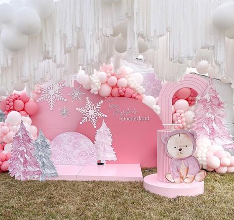 MODERN EVENT DECOR & BALLOONS on Instagram: "Winter is still here and sweet baby Tara Ayesha celebrated her first birthday in a winter Onederland ❄️💗 . . #winteronederland #winteronederlandparty #firstbirthdayparty #firstbirthday #firstbirthdayideas #firstbirthdaydecor #eventstylist #eventstyling #kidspartydecor #kidsparty #kidspartyideas #kidspartydecor #kidspartyplanner #houstonparty #houstonpartyplanner #houstonpartydecorator #childrenparty #childrenpartyideas #childrenevents" Barbie Winter Birthday Party, Winter Wonderland Decorations Pink, Winter Wonderland Birthday Decorations, Unique First Birthday Ideas, Modern Event Decor, Winter Onderland Birthday, Woodland Birthday Cake, First Birthday Ideas, First Birthday Winter