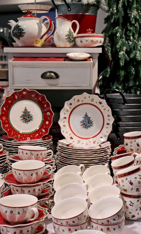 #geschirrset #weihnachten Christmas Store Displays, Villeroy & Boch Christmas, Holiday Table Settings, Christmas Dishes, Navidad Christmas, Cute Kitchen, Christmas Store, Winter Fun, Holiday Tables