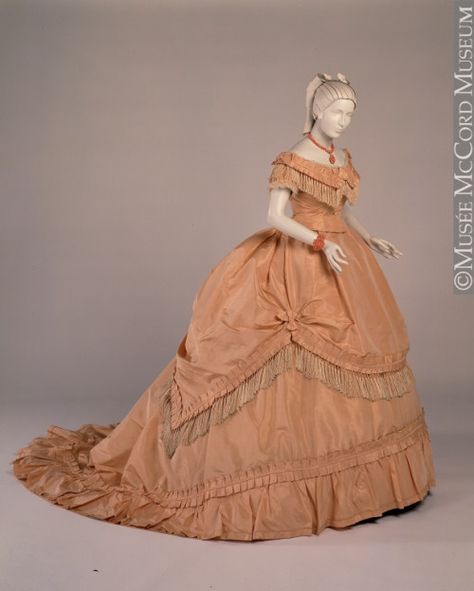 Dress1868-1869The McCord Museum 1860s Dresses, 1860s Fashion, 1860 Fashion, Victorian Dresses, Historical Dress, Historic Fashion, 19th Century Fashion, Historic Clothing, Victorian Clothing