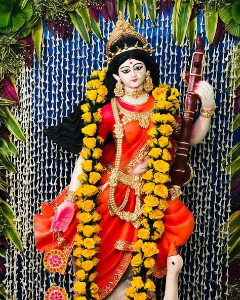 Navratri Puja, Maa Saraswati, Saraswati Photo, Indian Bride Makeup, Saraswati Goddess, Art Items, Buddha Art Painting, Mata Rani, Cartoon Love Photo