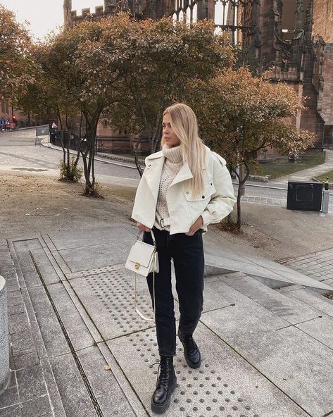 @mildagud pe Instagram: „🤎🍂 @lilylulufashion #lilylulufashion” Cropped Jacket Street Style, White Leather Jacket Outfit, Leather Jacket Street Style, White Cropped Jacket, Minimal Wardrobe, White Leather Jacket, Lulu Fashion, Style 2023, Leather Jacket Outfits