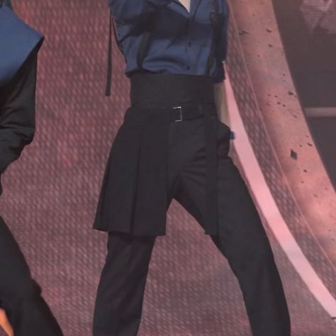 Hongjoong Skirt, Concert Outfit Skirt, Tomboy Dresses, Outfit With Skirt, Boys Wearing Skirts, Outfits Edgy, Hongjoong Ateez, Androgynous Fashion, Half Skirt