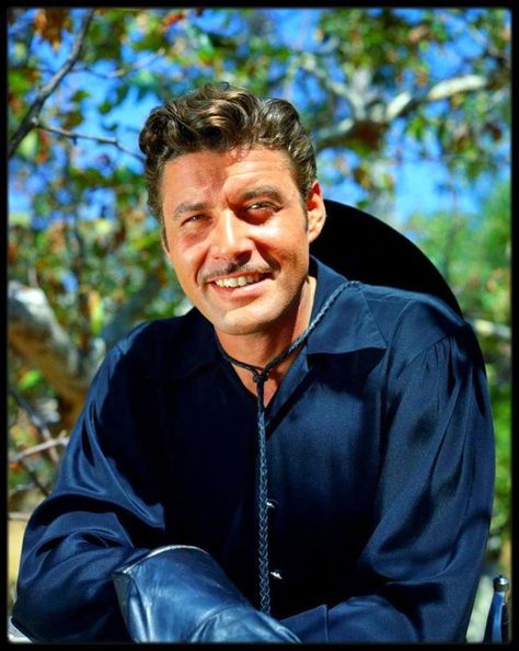 Guy Williams Actor, Disney Zorro, The Legend Of Zorro, Guy Williams, Disney Cast, Septième Art, Tv Westerns, Roger Moore, Lost In Space