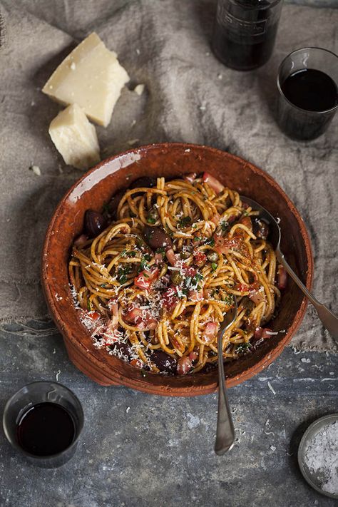 Spaghetti puttanesca. One of my favorite Italian pasta dish! Spaghetti Puttanesca, Capers Recipe, Deep Sleep, Satisfying Food, Tortellini, How To Cook Pasta, Pasta Dishes, Healthy Dinner, Pasta Recipes