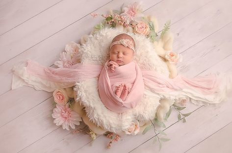 Floral Newborn Photography, Newborn Picture Ideas, Photo Bb, Texas Baby, Foto Newborn, Newborn Pics, Newborn Baby Photoshoot, Newborn Baby Photos, Foto Baby