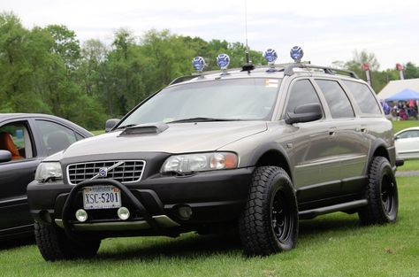 XC70 set for backcountry action. Spotted at Carlisle 2013 event. Volvo Xc70, Volvo Logo, Volvo Estate, Iveco Daily 4x4, Volvo Xc, Volvo Wagon, Station Wagon Cars, Suv For Sale, Volvo 850