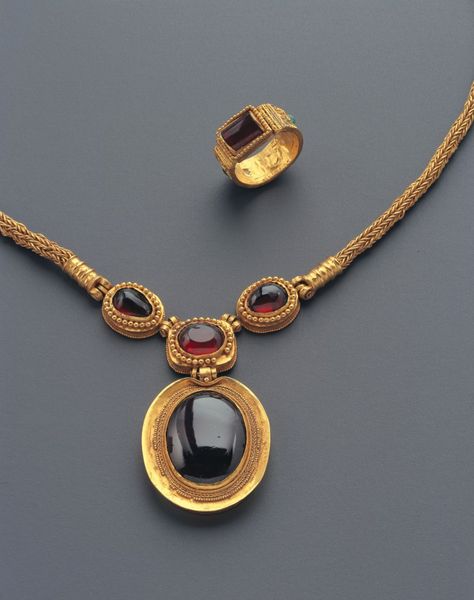 Huli Jing, Garnet Jewelry Set, Jewelry Museum, Point Art, Ancient Greek Jewelry, Ancient Jewels, Roman Jewelry, Ancient Jewellery, Historical Jewellery