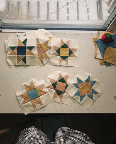 Quilt Squares Ideas, Simple Patchwork Quilt, Neutral Quilt, Patchwork Ideas, Quilt Square, Quilt Squares, Quilted Gifts, Linen Quilt, Barn Quilts