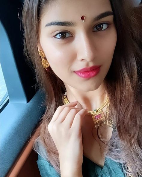 Saeii manjraker Grace Beauty, Grow Strong, Desi Beauty, Beautiful Nails, Beauty Women, Desi, Dubai, Lips