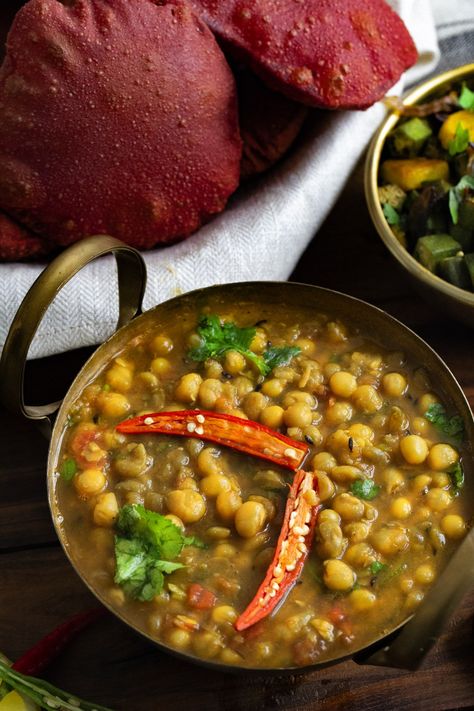 One from the archives which I had forgotten all about. 🔸Yellow Matar 🔸Bhindi-Aloo bhujia 🔸Beetroot pooris This was our meal a few weeks back and am itching too make this combo soon! Match made in heaven. White Peas Recipe, White Chana Recipe, Peas Recipe Indian, Aloo Bhujia, Indian Vegetable Recipes, Chana Recipe, North Indian Recipes, Pea Recipes, Happy Foods