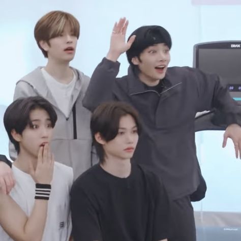 Straykids Maknae Line, Skz Chaotic Group Photo, Skz Funny Pics Group Photo, Skz Maknae Line, Skz Hyung Line, Maknae On Top, Maknae Line, Line Photo, Kids Background