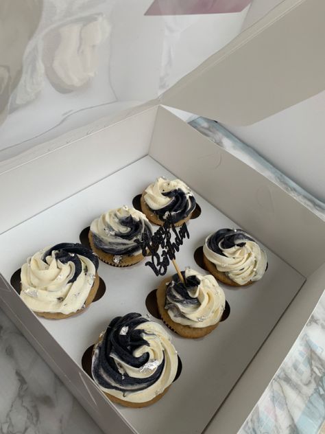 White Birthday Cupcakes, Black White Birthday, Cowboy Cupcakes, Black And White Cupcakes, Modern Birthday Cakes, 17 Birthday Cake, Birthday Snacks, Cowboy Baby Shower, Cowboy Baby