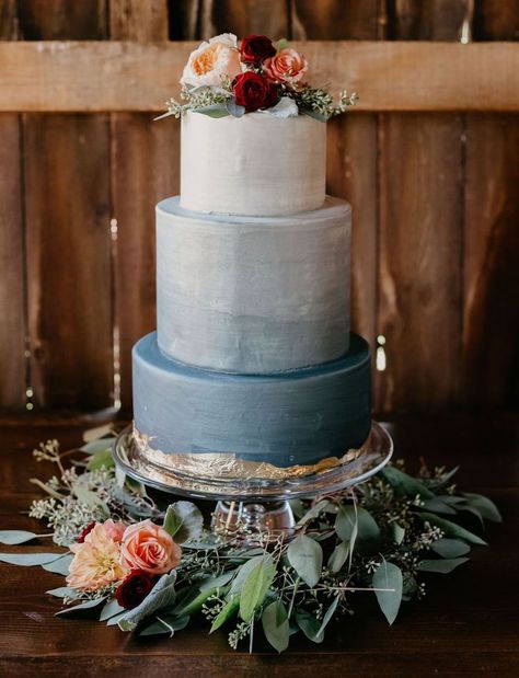 Blue Color Palette Wedding, Classy Wedding Cakes, Burgundy Wedding Cake, Blue Beach Wedding, Blue Wedding Decorations, Beach Wedding Colors, Beach Wedding Reception, Wedding Cakes Blue, Blue Cakes