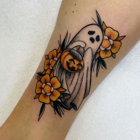 🖤🎃 Spoopy Tattoos 🎃🖤 on Instagram: “👻 Artist : @beepbat #ghosttattoo #pumpkintattoo #flowertattoo” Cool Ghost Tattoo, Ghost With Pumpkin Tattoo, Serious Tattoos, Fall Tattoos, Witchy Tattoos, Halloween Tattoo Ideas, Cupcake Tattoos, Tattoo Coverup, Pumpkin Tattoo