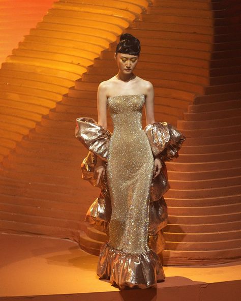 Yogie Pratama, Looks Rihanna, Gold Dresses, Runway Fashion Couture, Runway Dresses, Gala Dresses, Glam Dresses, Mermaid Dress, Gold Dress