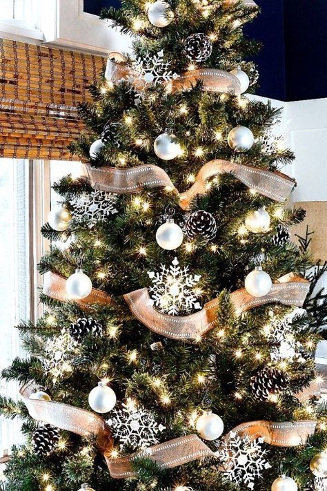 43 Christmas Tree Ideas - Captain Decor Christmas Themes Ideas, Christmas Tree Decoration Ideas, Tree Decoration Ideas, Pretty Christmas Trees, Burlap Christmas Tree, Silver Christmas Decorations, Christmas Tree Decorating Themes, Themes Ideas, Elegant Christmas Trees