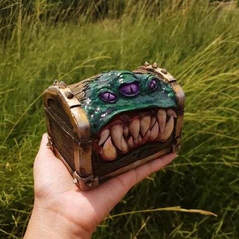 Small dice holder chest, shaped like a rpg d&d mimic, green with 3 eyes and big teeth Mimic Dice Chest, Mimic Chest Art, Mimic Ideas, Dnd Crafts, Monster Box, Play Clay, Dice Box, Building Art, Clay Art Projects