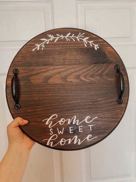 Door Signs Diy, Decorative Ideas, Round Wood Sign, Diy Holz, Wooden Projects, Diy Cricut, Round Tray, Upcycle Projects, Diy Signs