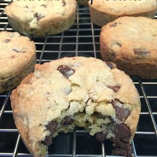 Hockey Puck Chocolate Chip Cookies Hockey Snacks, Hockey Treats, Fabulous Desserts, Amazing Desserts, Cookies Brownies, Choc Chip Cookies, Chocolate Chunk Cookies, Hockey Puck, Delicious Treats