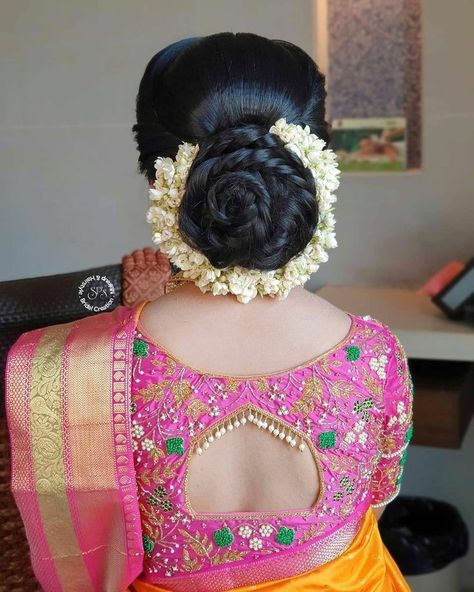 Saree Stitching, Back Neck Blouse Designs, Latest Fashion Blouse Designs, Katori Blouse, Back Neck Blouse, Neck Blouse Designs, Boatneck Blouse, Marathi Bride, Aari Design