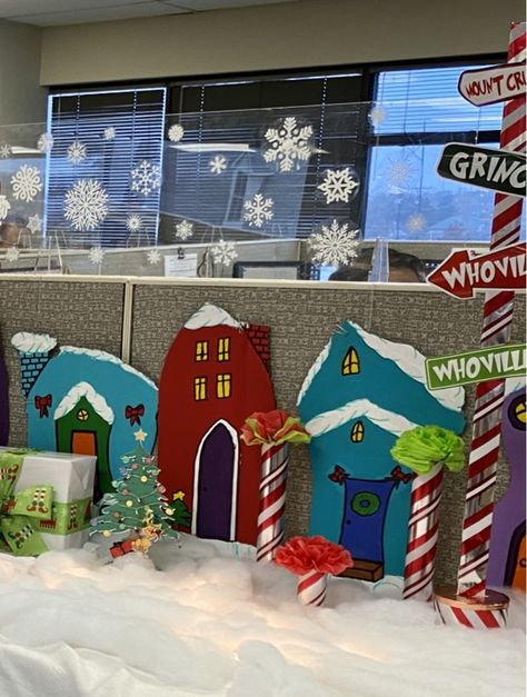 Christmas Whoville, Grinch Office Decorating Ideas Diy, Elf Cubicle Christmas Decorations, The Grinch Cubicle Decorations, Grinch Cubicle Decorating Ideas, Grinch Office Decorations, Whoville Desk Decorations, Christmas Desk Decor, Whoville Houses