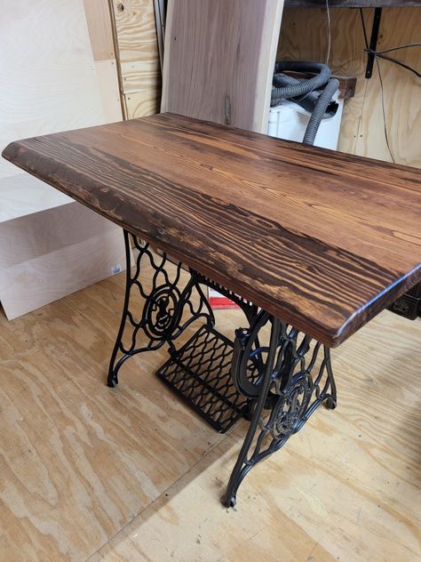 Antique Sewing Machine Table, Singer Table, Old Sewing Machine Table, Singer Sewing Tables, Singer Sewing Machine Table, Sewing Decor, Room Colours, Ideas For Sewing, Sewing Machine Tables