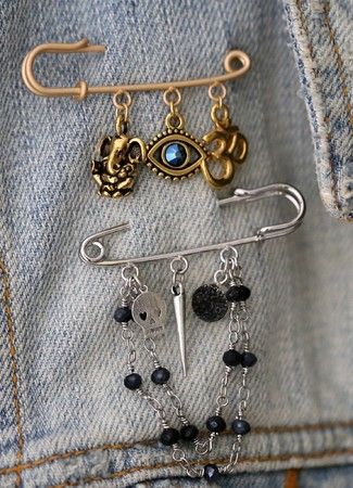 Kilt Pin Jewelry, Safety Pin Art, Safety Pin Crafts, Kilt Pin Brooches, Safety Pin Jewelry, Journal Jewelry, Safety Pin Brooch, Brooch Diy, Fairy Necklace