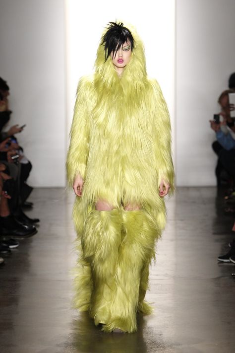 is this big birds sister or perhaps another muppets relative. I'm all for creative expression but really!! Ugly Fashion, Weird Style, Outrageous Fashion, Ugly Outfits, Crazy Outfits, Jeremy Scott, Fashion Week Street Style, How To Draw Hair, Modern Outfits