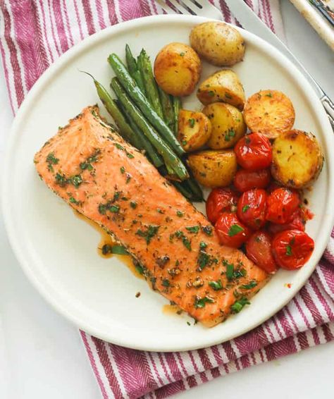 Cajun Salmon One Sheet Pan - Immaculate Bites Paprika Salmon, Salmon And Green Beans, Meat And Vegetable Diet, Green Beans Easy, Cajun Salmon, Plats Healthy, Food Advice, Healthy Salmon, Fish Recipes Healthy