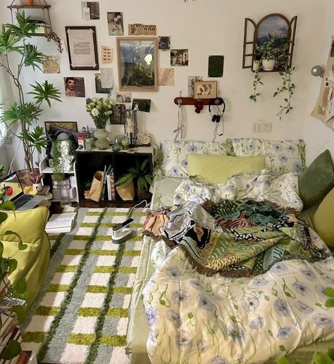 No Aesthetic Room, Garden Bedroom Ideas Interior Design, Dry Hanging Flowers, Wood Bedframe Room Ideas, Cozy Room Setup, Green Brown Pink Aesthetic Room, Green Room Ideas Bedroom Vintage, Wood Room Aesthetic, Aesthetic Rooms Bedrooms